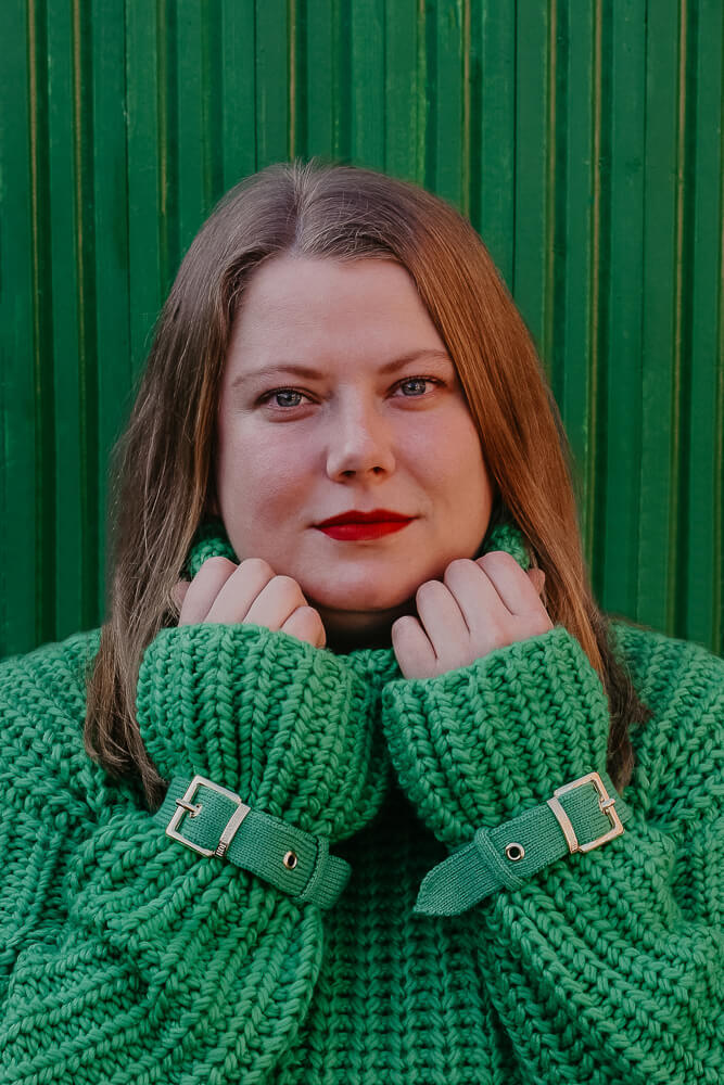 Portrait Frau im Frühlingsgrünen Pullover