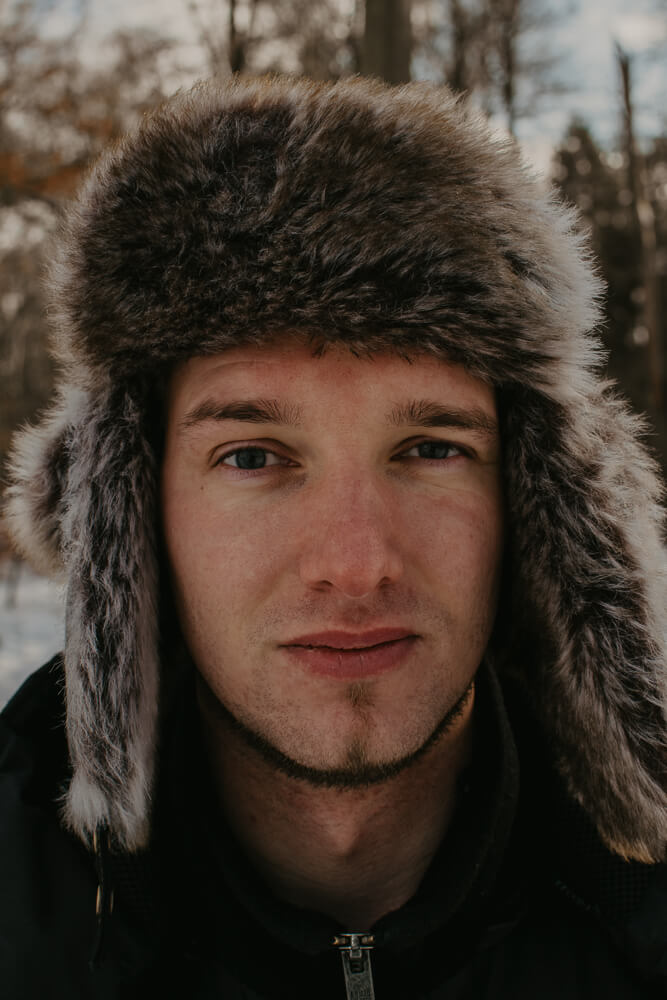 Portrait Mann in Wintermütze