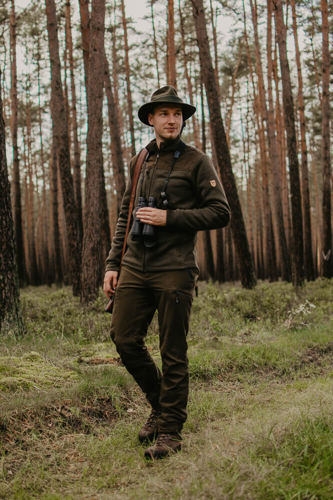 Portrait Mann als Jäger im Wald