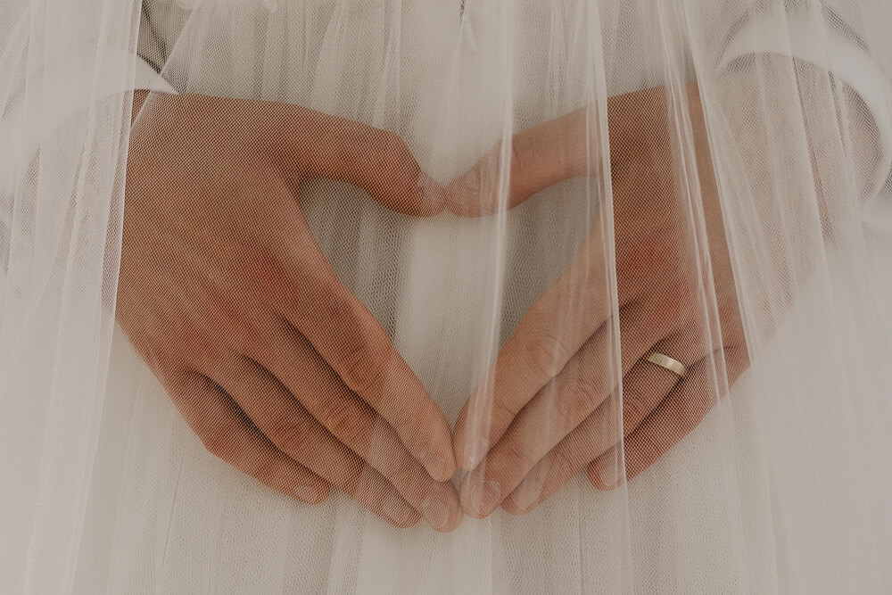 Hände zu Herzen geformt