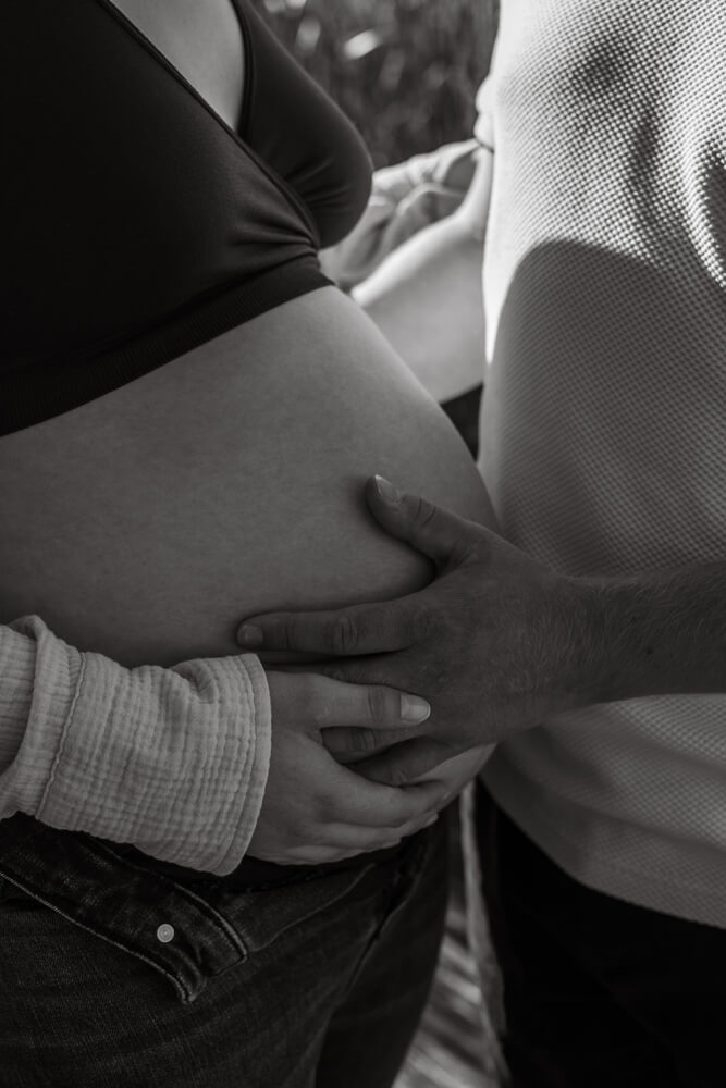 Hände auf Babybauch aufgelegt-schwarz weiß